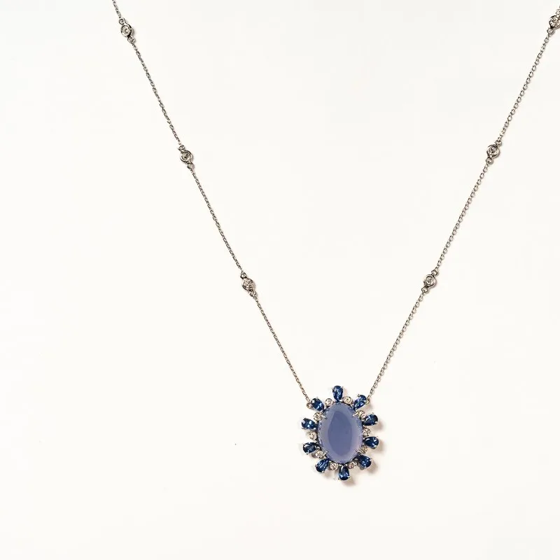 Colar em Ouro Branco Pingente Calcedônia Oval 18,66 quilates, Safira Azul e Brilhantes